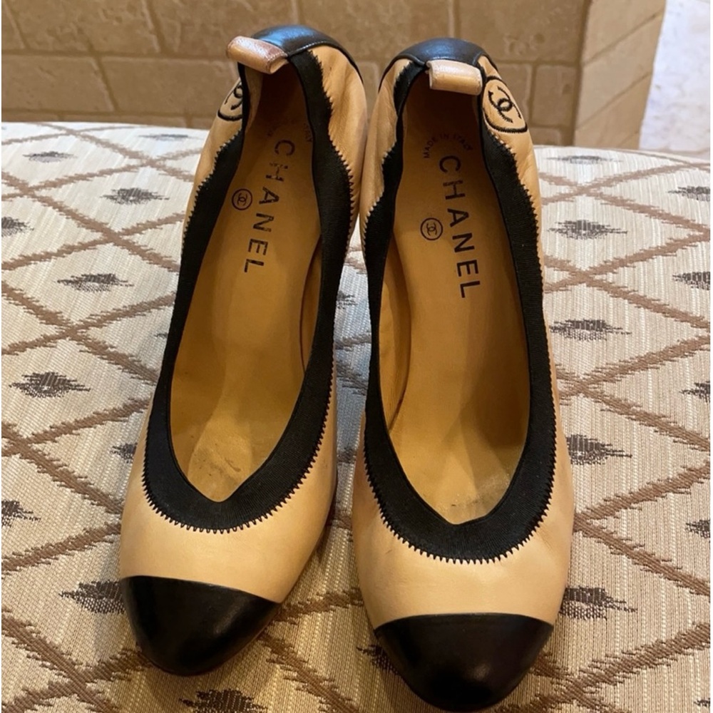 CHANEL sprint stretch cap toe heel EU 39 Black and Cream